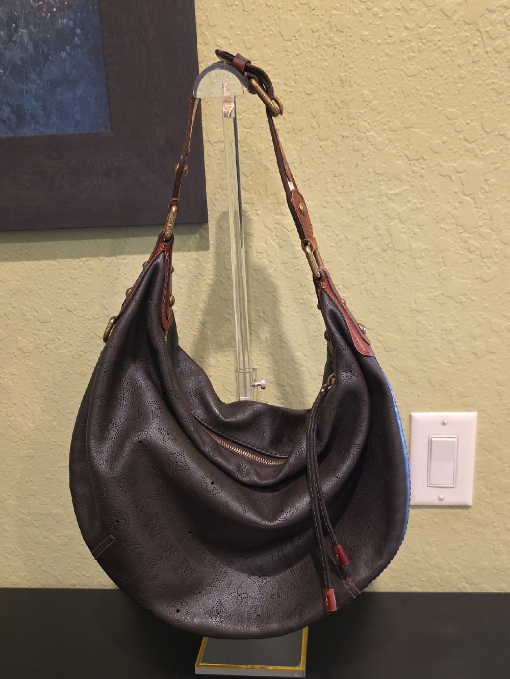 LOUIS VUITTON Classic Brown Leather Hobo Bag - Elegant Everyday Shoulder Bag